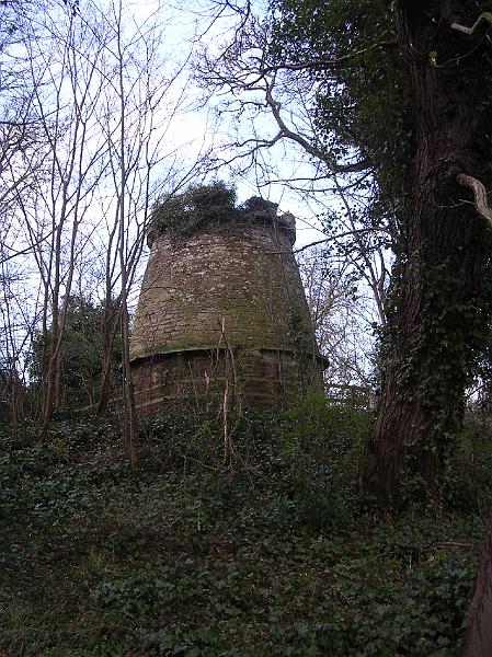 2008-04-15_08.14.42.jpg - A crumbling dovecote
